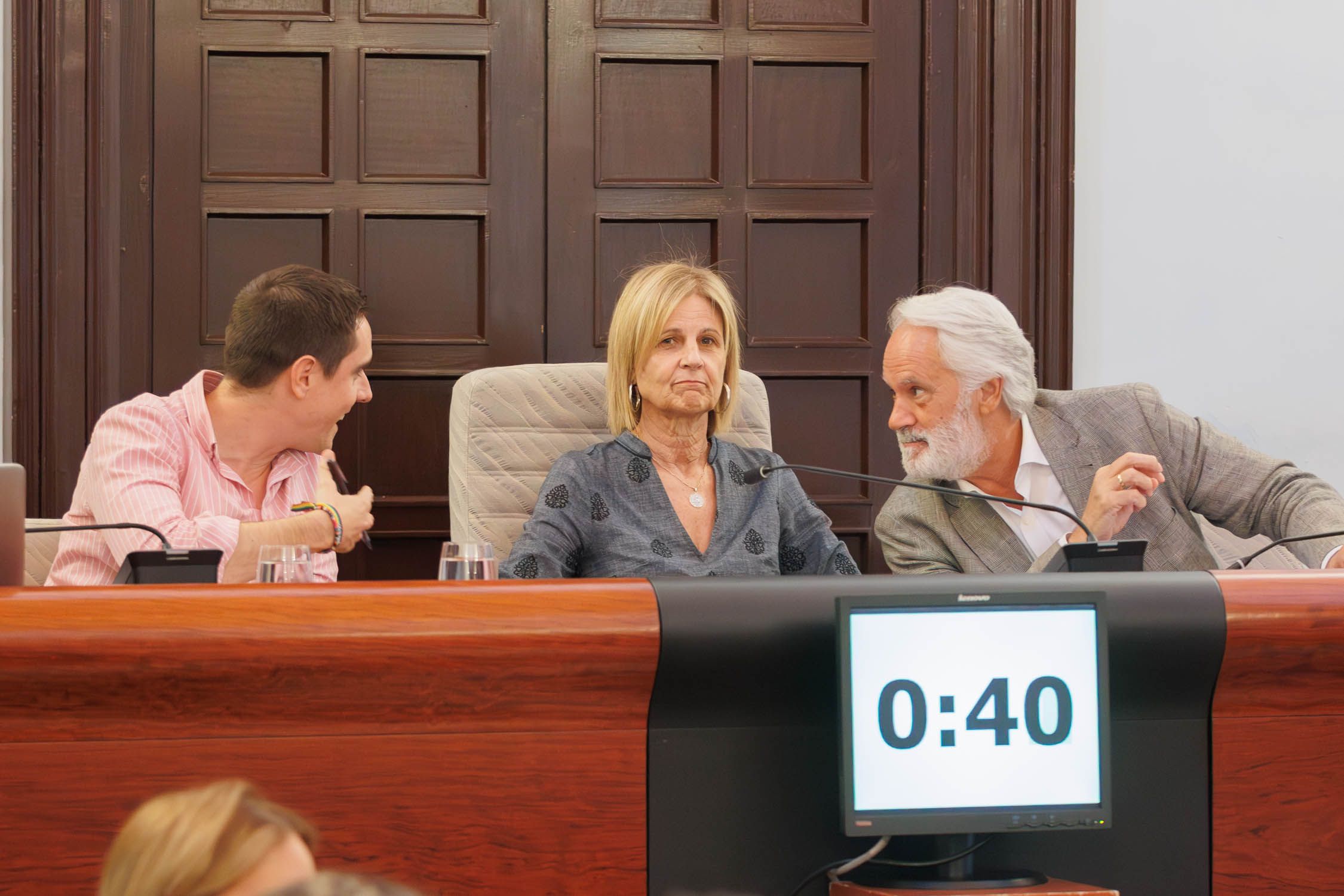 Un momento del pleno extraordinario celebrado este lunes en el Ayuntamiento de Jerez. De izda. a dcha., Jaime Espinar, María José García-Pelayo y Agustín Muñoz. - MANU GARCÍA