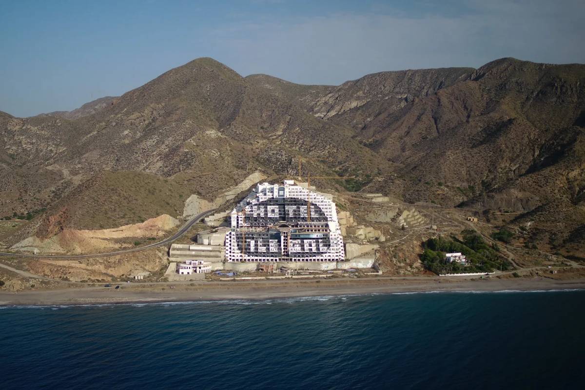 La Junta no se 'moverá' por la demolición del hotel de El Algarrobico hasta que Carboneras anule la licencia de obras