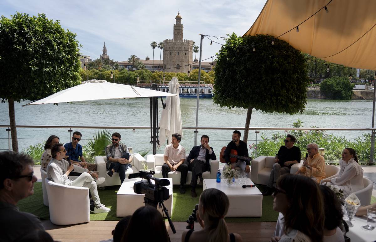 Un momento de la rueda de prensa a orillas del río Guadalquivir.