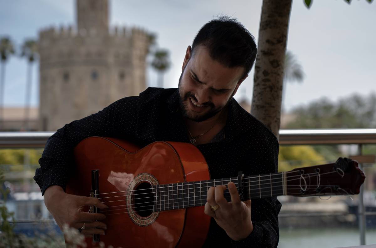 La guitarra flamenca fue la encargada de ilustrar la presentación de los espectáuculos a orillas del río Guadalquivir.