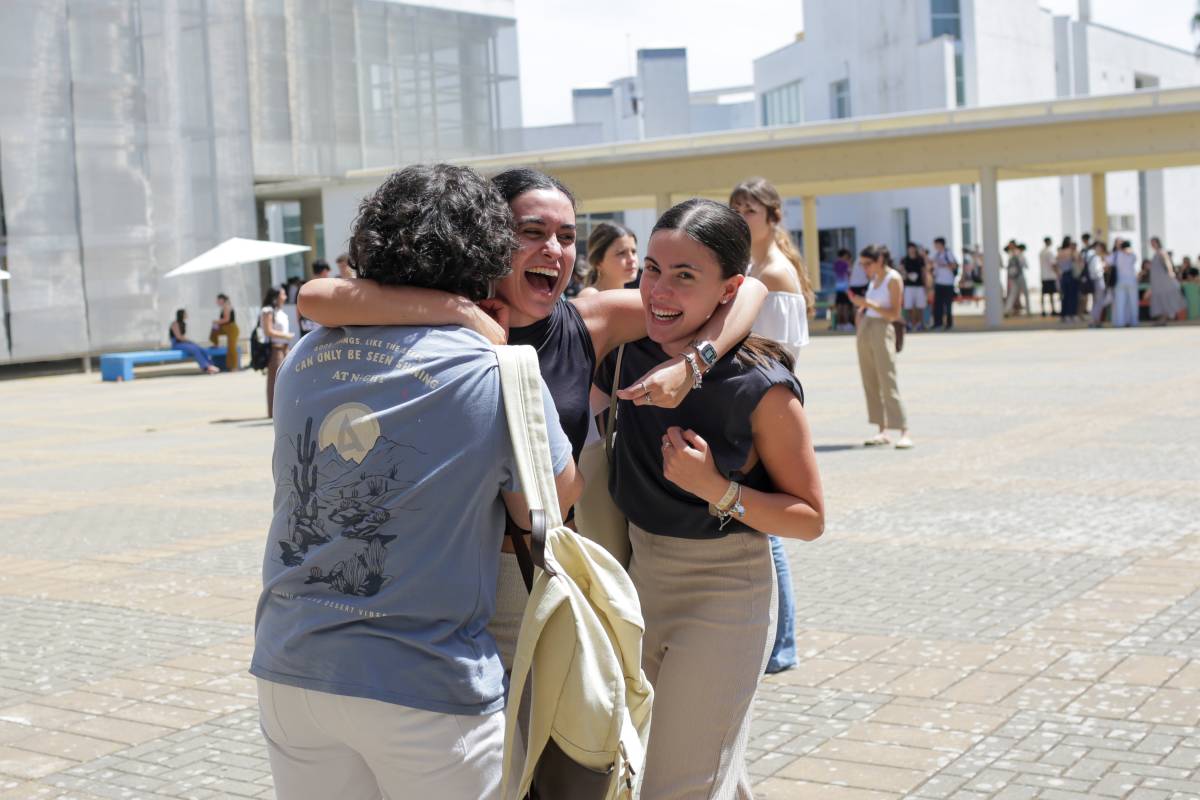 Nervios, amuletos y abrazos: las imágenes de la PAU 2026 en el campus de la UCA en Jerez 