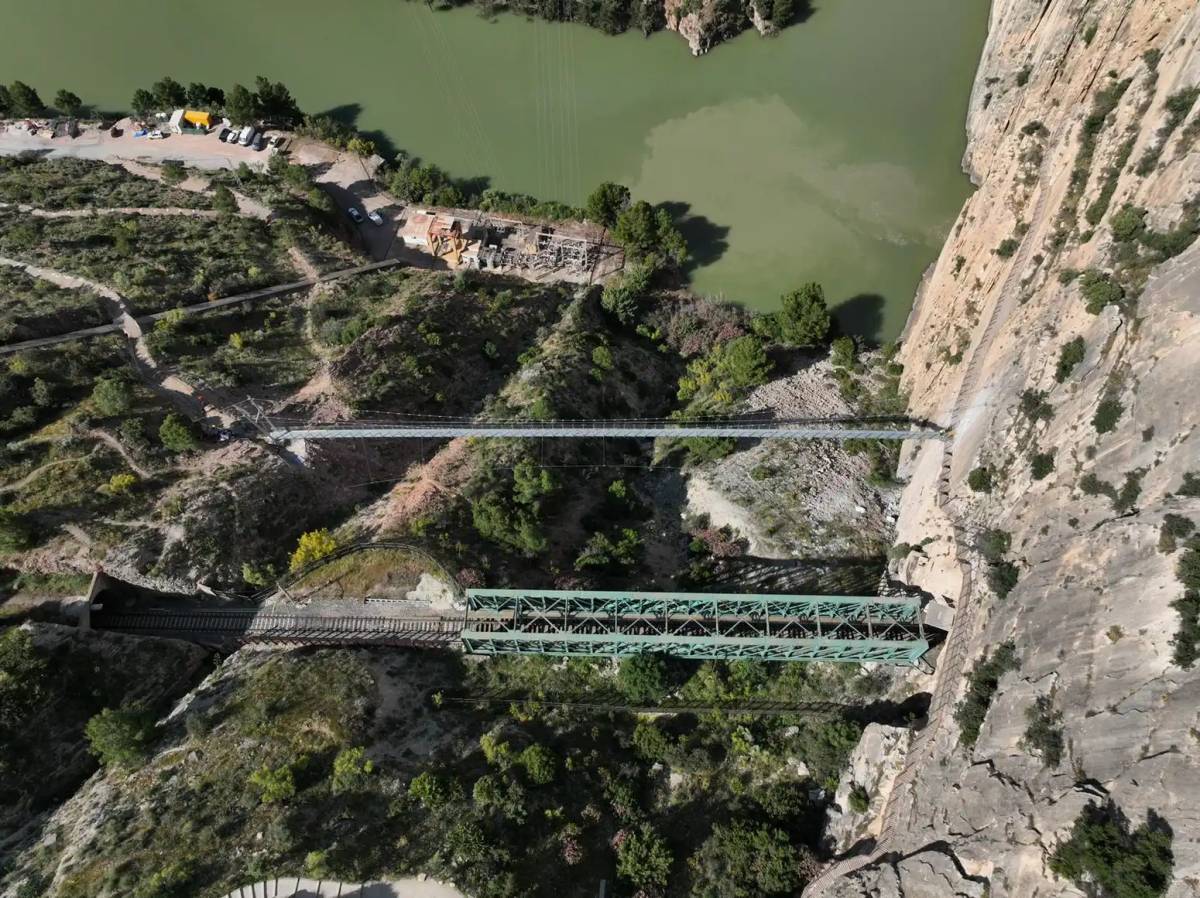 El puente colgante de 110 metros en el Caminito del Rey.