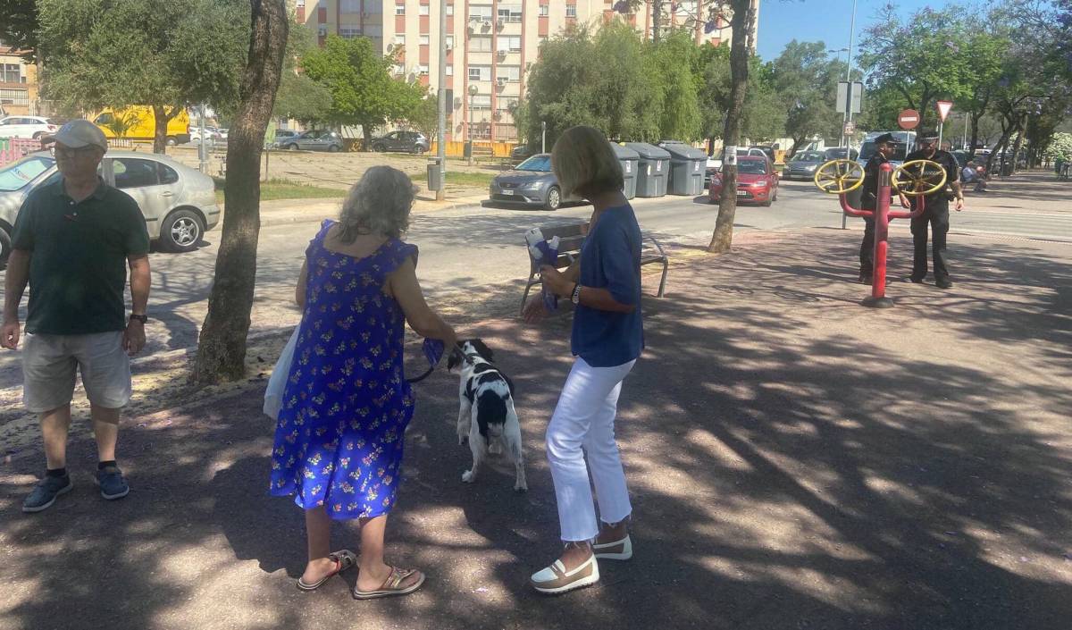 La delegada Carmen Pina en las calles de Jerez ante la campaña sobre heces y micciones de mascotas - La delegada Carmen Pina en las calles de Jerez ante la campaña sobre heces y micciones de mascotas