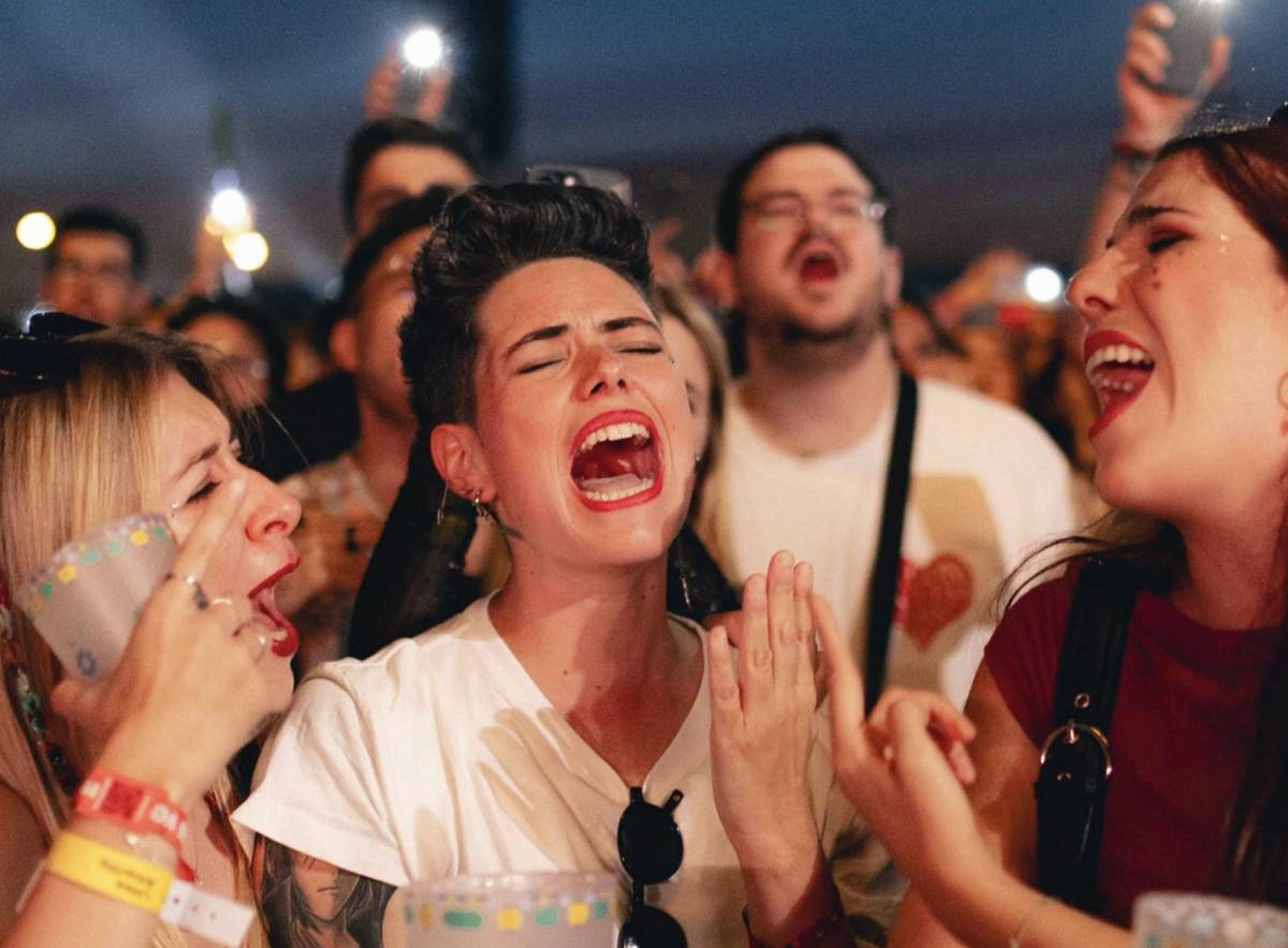 Tres mujeres cantando en un concierto del Granada Sound.