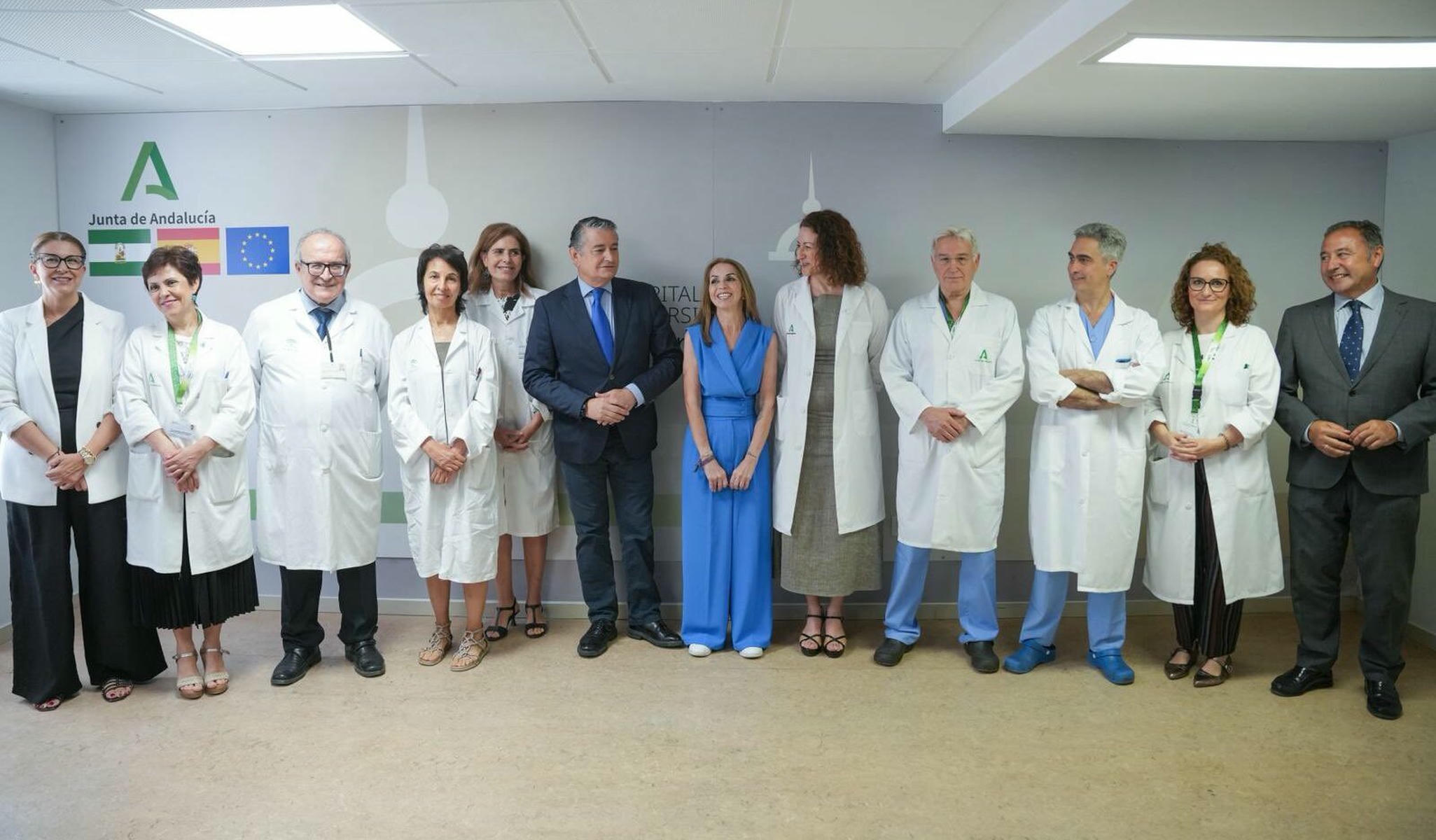 Concha Muñoz junto a Antonio Sanz y los médicos del Hospital Virgen del Rocío que han hecho posible el primer trasplante de intestino