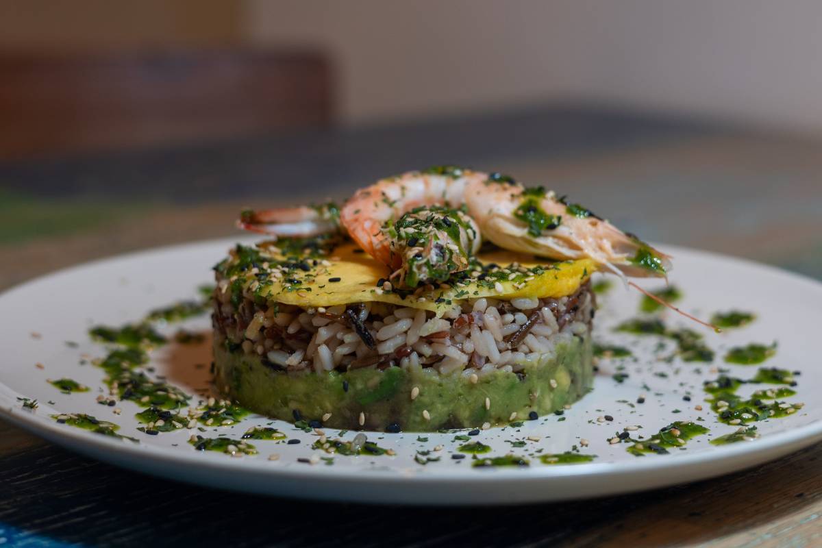 Arroz salvaje con mango, aguacate y langostinos en La Micaela. - Redacción Arroz salvaje con mango, aguacate y langostinos en La Micaela.