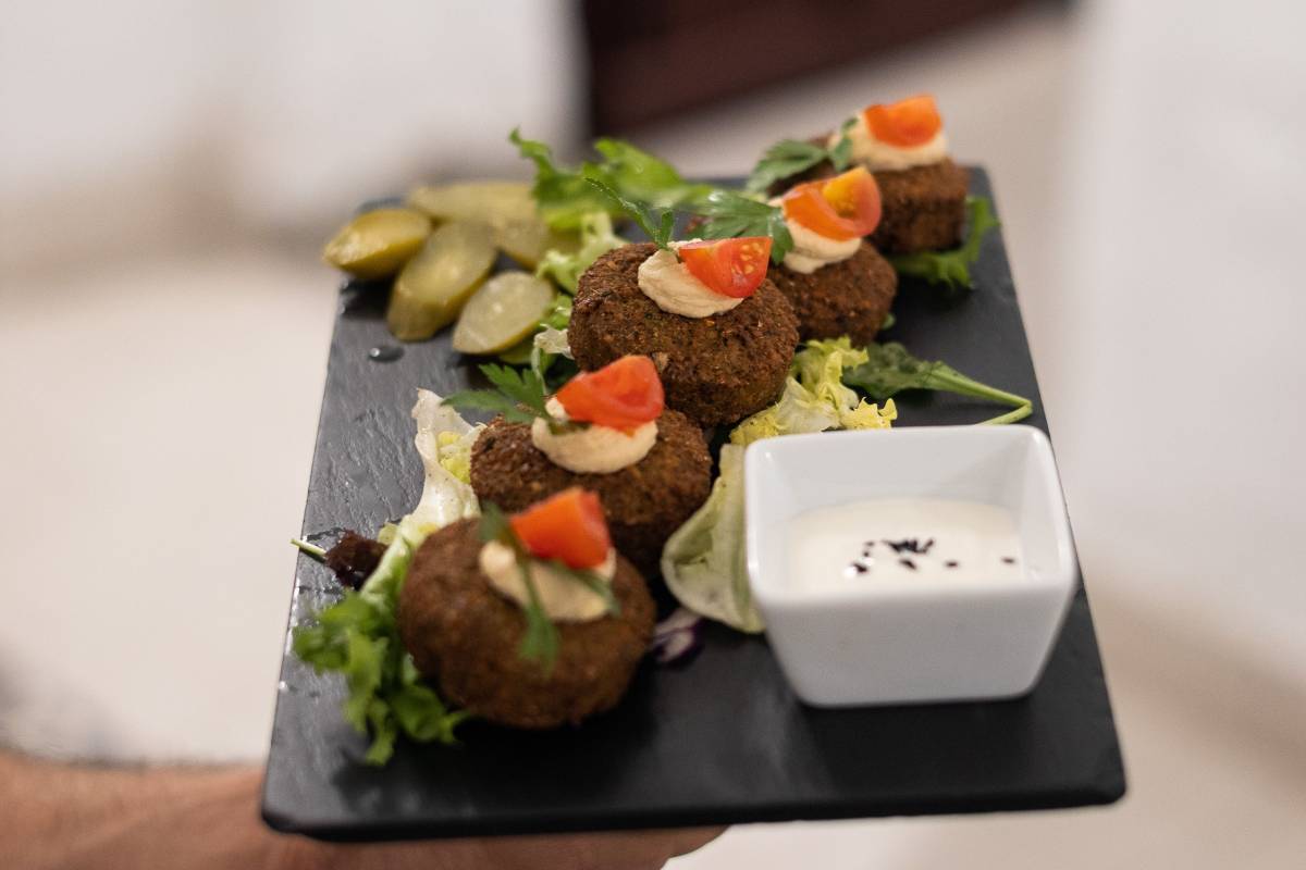 Plato de falafel en el restaurante Puerta del Edén en Cádiz. - MANU GARCÍA Plato de falafel en el restaurante Puerta del Edén en Cádiz.