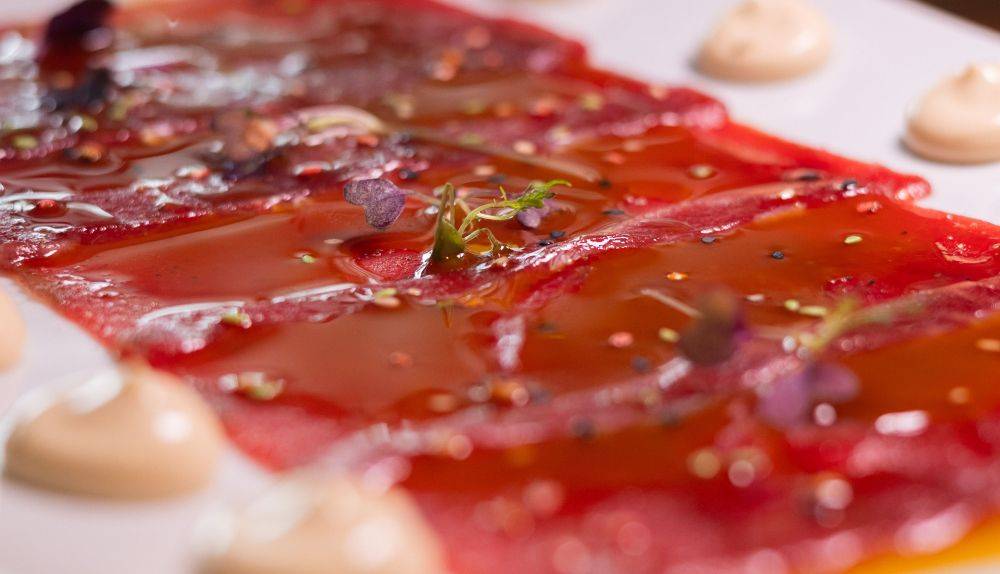 El jamón de atún es una de las apuestas favoritas de Miguel y José Ramón, propietarios del Veranillo de Santa Ana. - MANU GARCÍA El jamón de atún es una de las apuestas favoritas de Miguel y José Ramón, propietarios del Veranillo de Santa Ana.