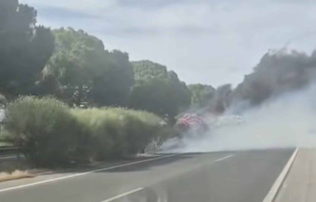 Pánico en la AP-4 por la cercanía del fuego tras salir ardiendo un camión: reabierta la circulación destino Sevilla