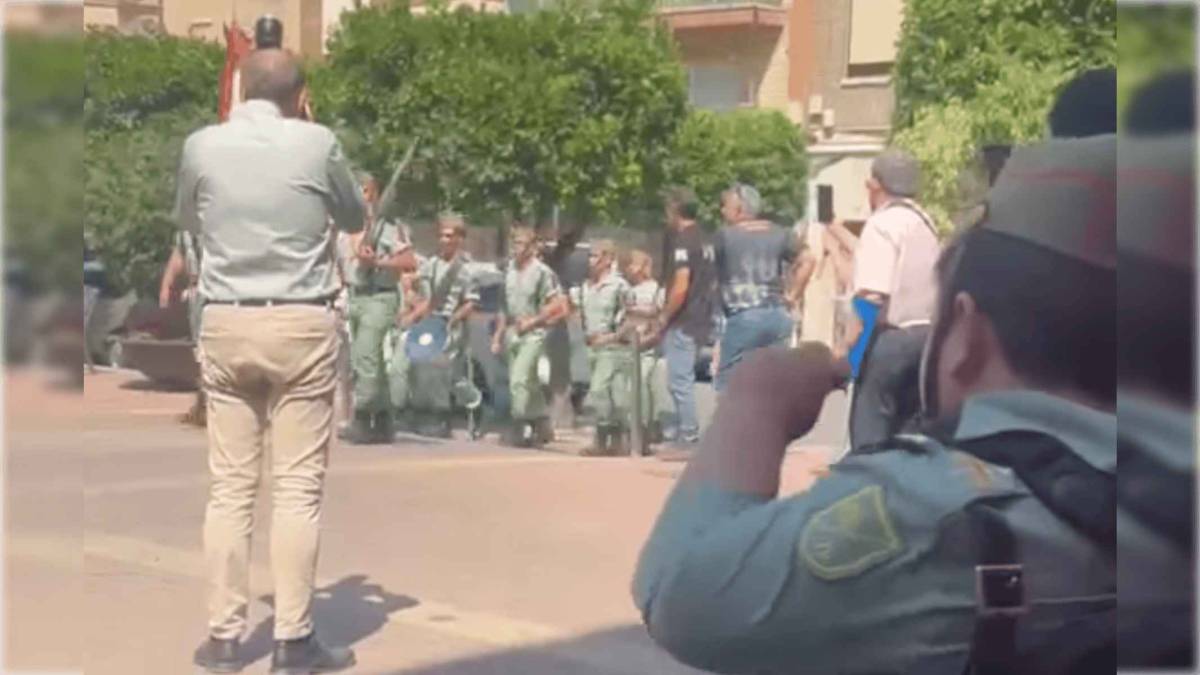 Julián, un niño con tumor cerebral y cáncer infantil, hace la Primera Comunión vestido de legionario y se lleva esta sorpresa