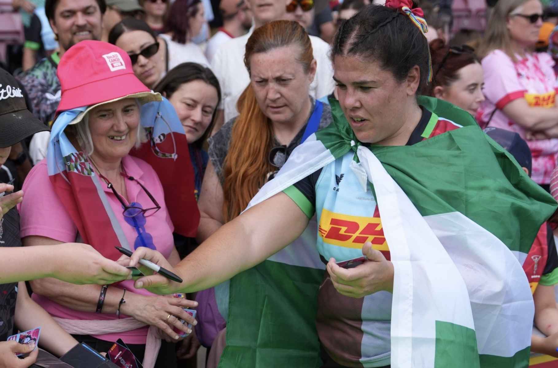 La deportista jerezana, recibiendo el cariño de la afición inglesa.