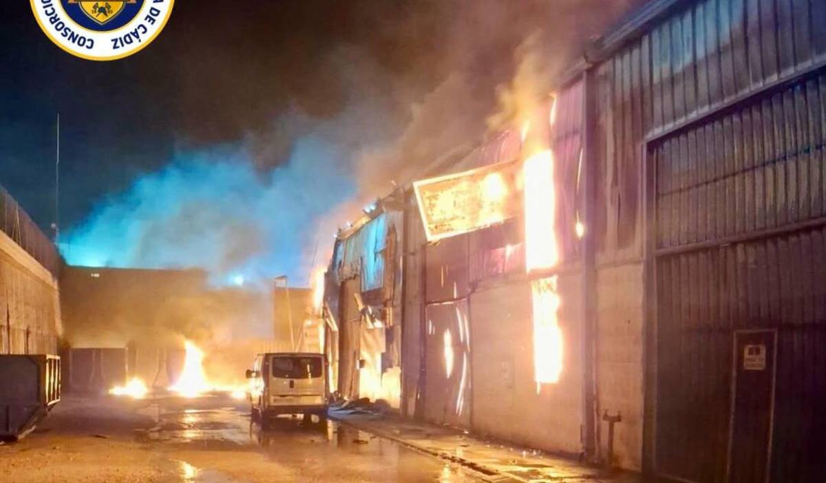 El fuego golpea el Cortijo Real de Algeciras: 13 naves afectadas y varios días de trabajo por delante