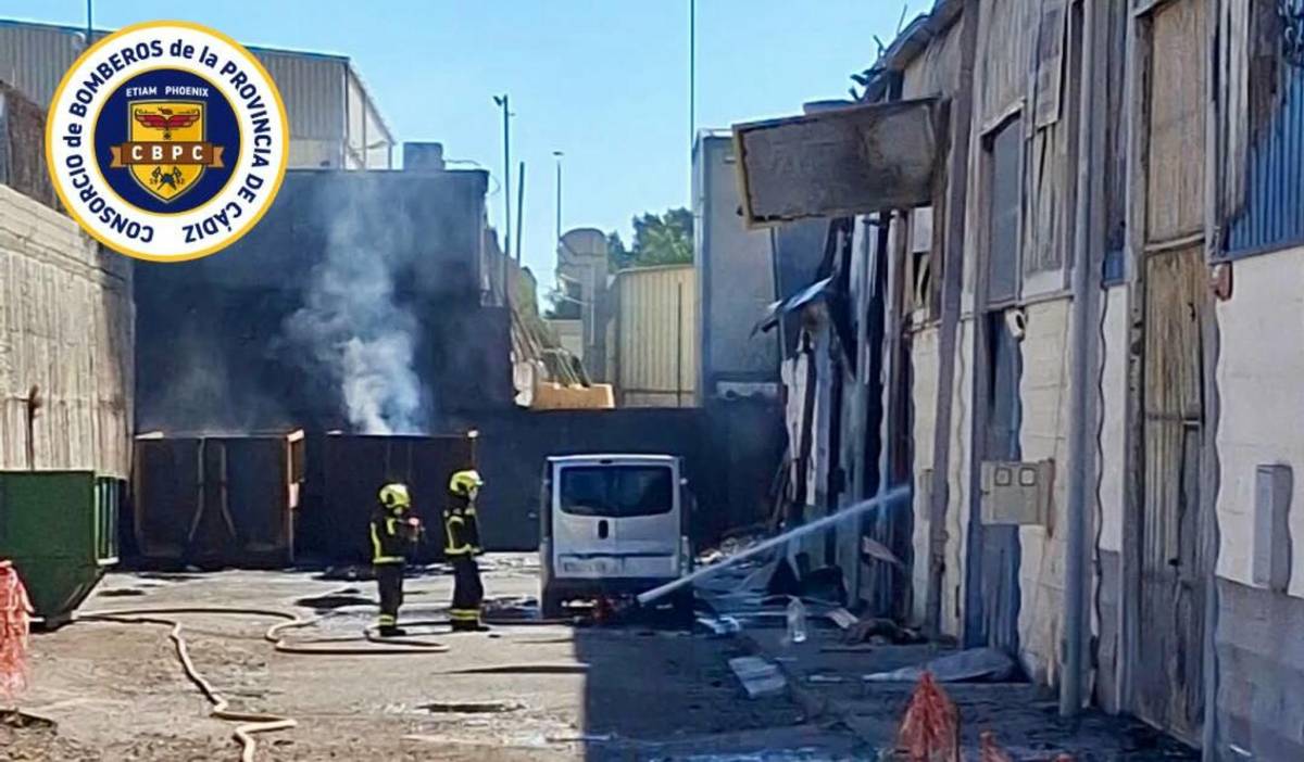 Los bomberos dan por extinguido el incendio en Algeciras - Los bomberos dan por extinguido el incendio en Algeciras