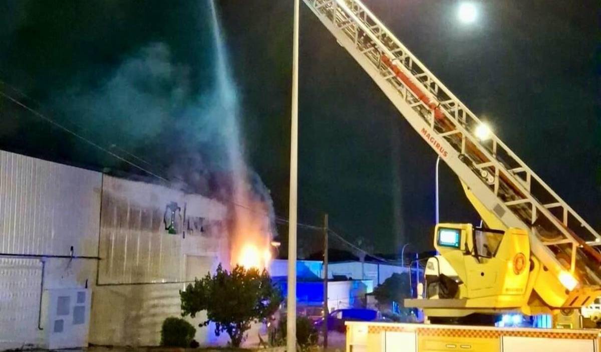 Operativos de bomberos de la provincia de Cádiz actuando en el incendio en Algeciras - Operativos de bomberos de la provincia de Cádiz actuando en el incendio en Algeciras