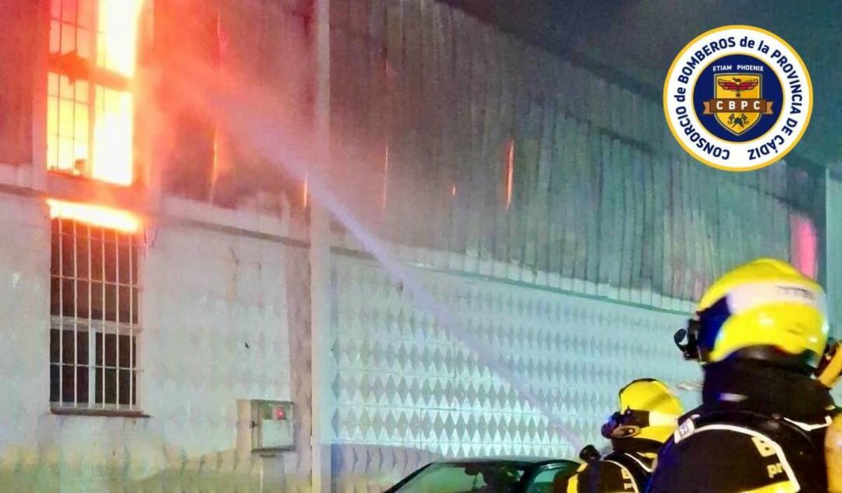 Operativos de bomberos de la provincia de Cádiz actuando en el incendio en Algeciras - Operativos de bomberos de la provincia de Cádiz actuando en el incendio en Algeciras