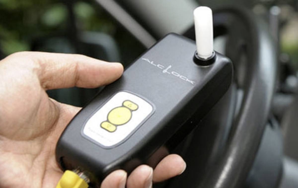 'Alcoholock': el sistema que bloquea el arranque si das positivo en alcohol y que será obligatorio en todos los coches nuevos