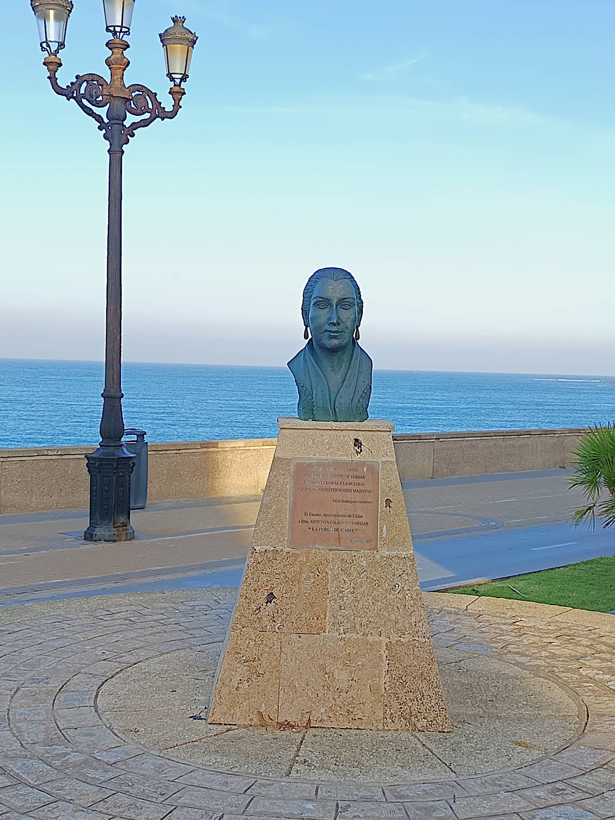 Monumento a La Perla de Cádiz, vista frontal.