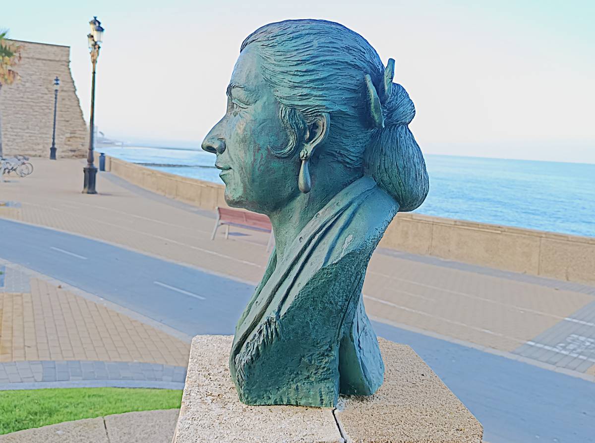 Busto a La Perla de Cádiz, vista lateral derecha.