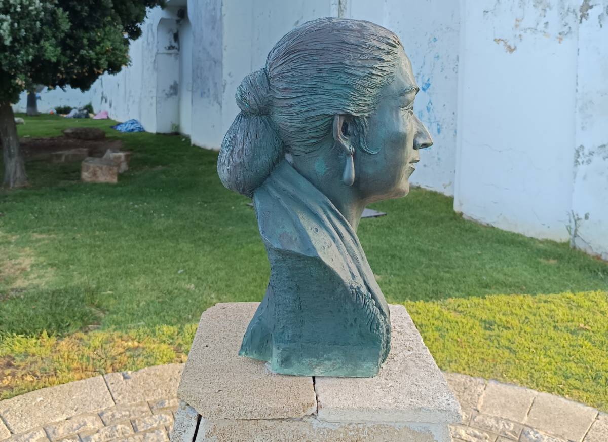 Busto a La Perla de Cádiz, vista lateral izquierda.