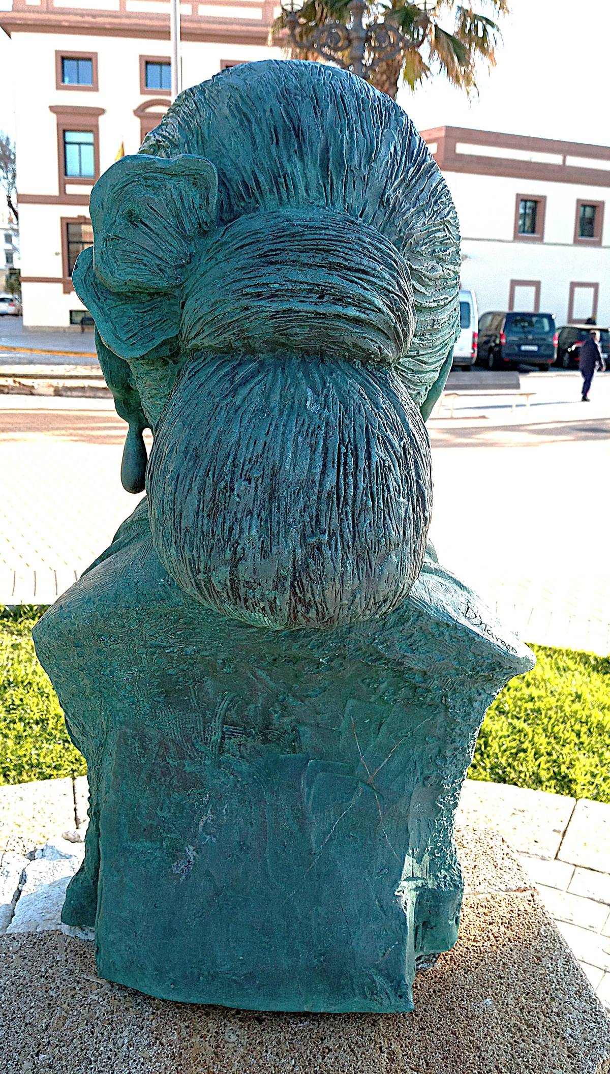 Busto a La Perla de Cádiz, vista posterior.