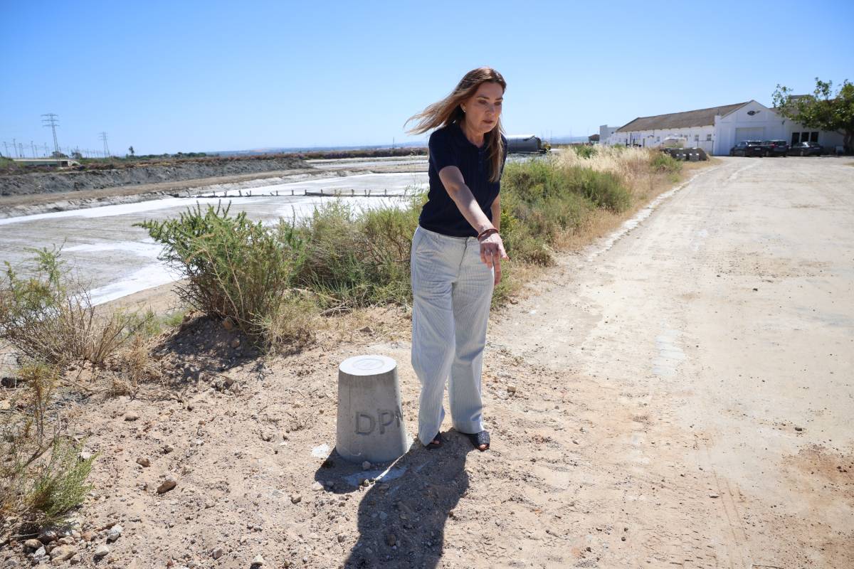 La única salina en activo de San Fernando acusa a Costas de un trato desigual por la colocación de unos pivotes