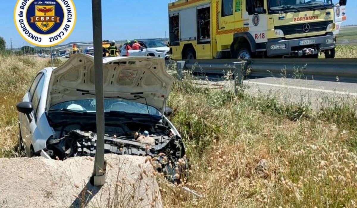 Evacuada en helicóptero del 061 una conductora tras un fuerte accidente en la carretera entre El Puerto y Rota