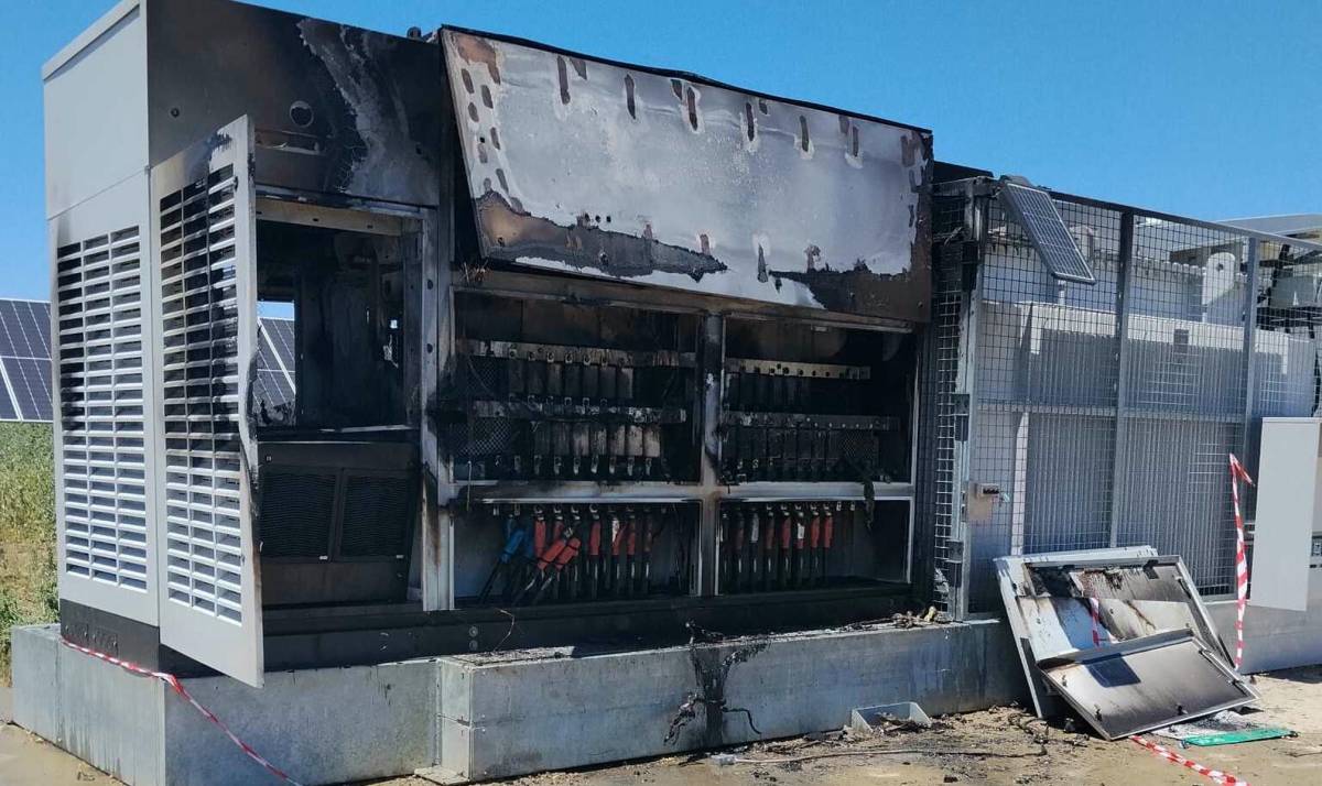 Bomberos intervienen en Salteras por un incendio en un campo de placas fotovoltaicas - Bomberos intervienen en Salteras por un incendio en un campo de placas fotovoltaicas
