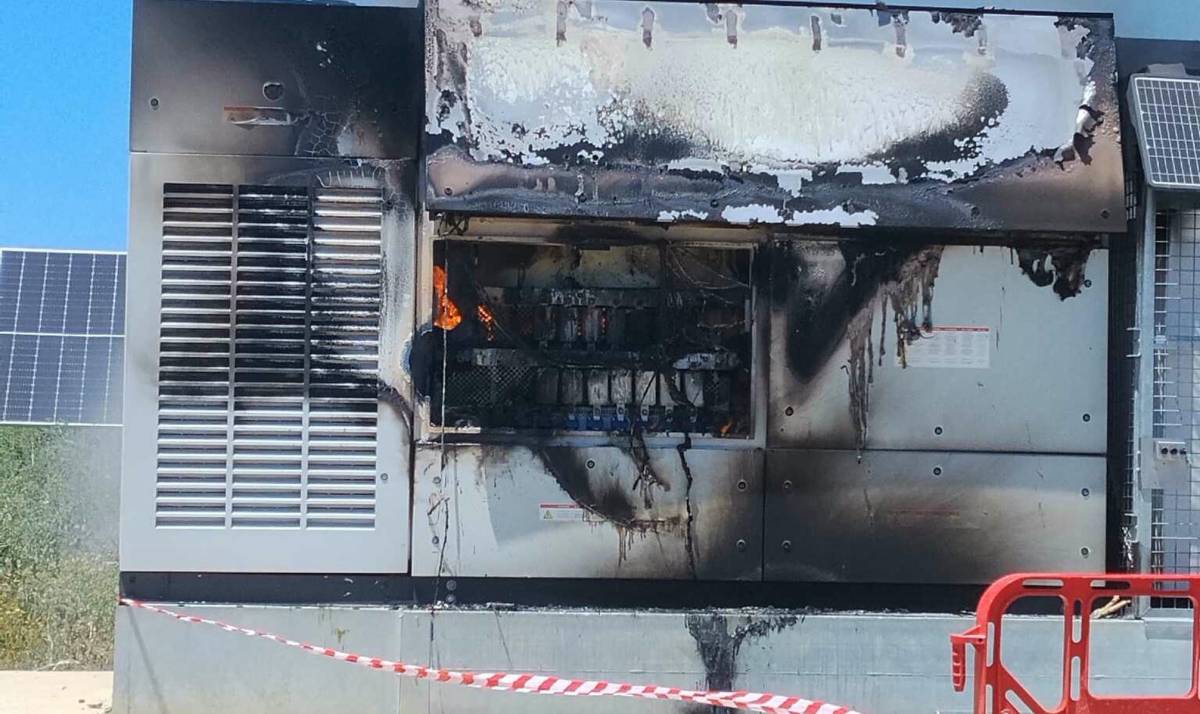 Bomberos intervienen en Salteras por un incendio en un campo de placas fotovoltaicas - Bomberos intervienen en Salteras por un incendio en un campo de placas fotovoltaicas