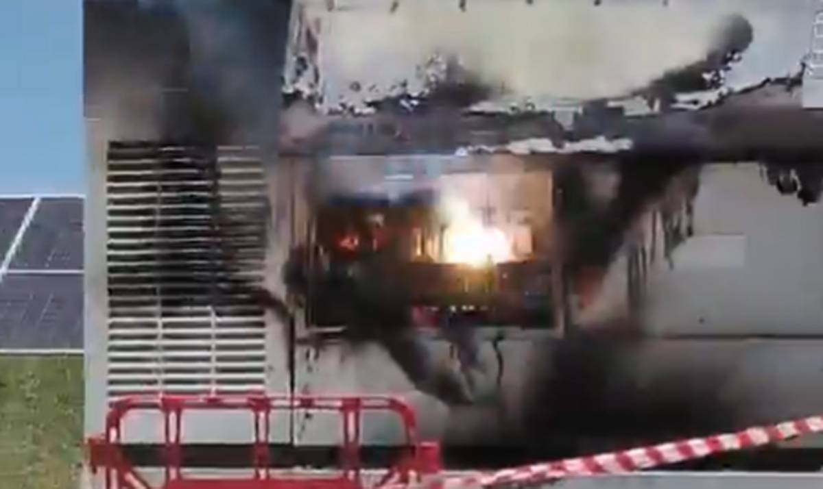 Segundo fuego de placas solares en Sevilla en menos de una semana: arde un inversor en un campo de Salteras