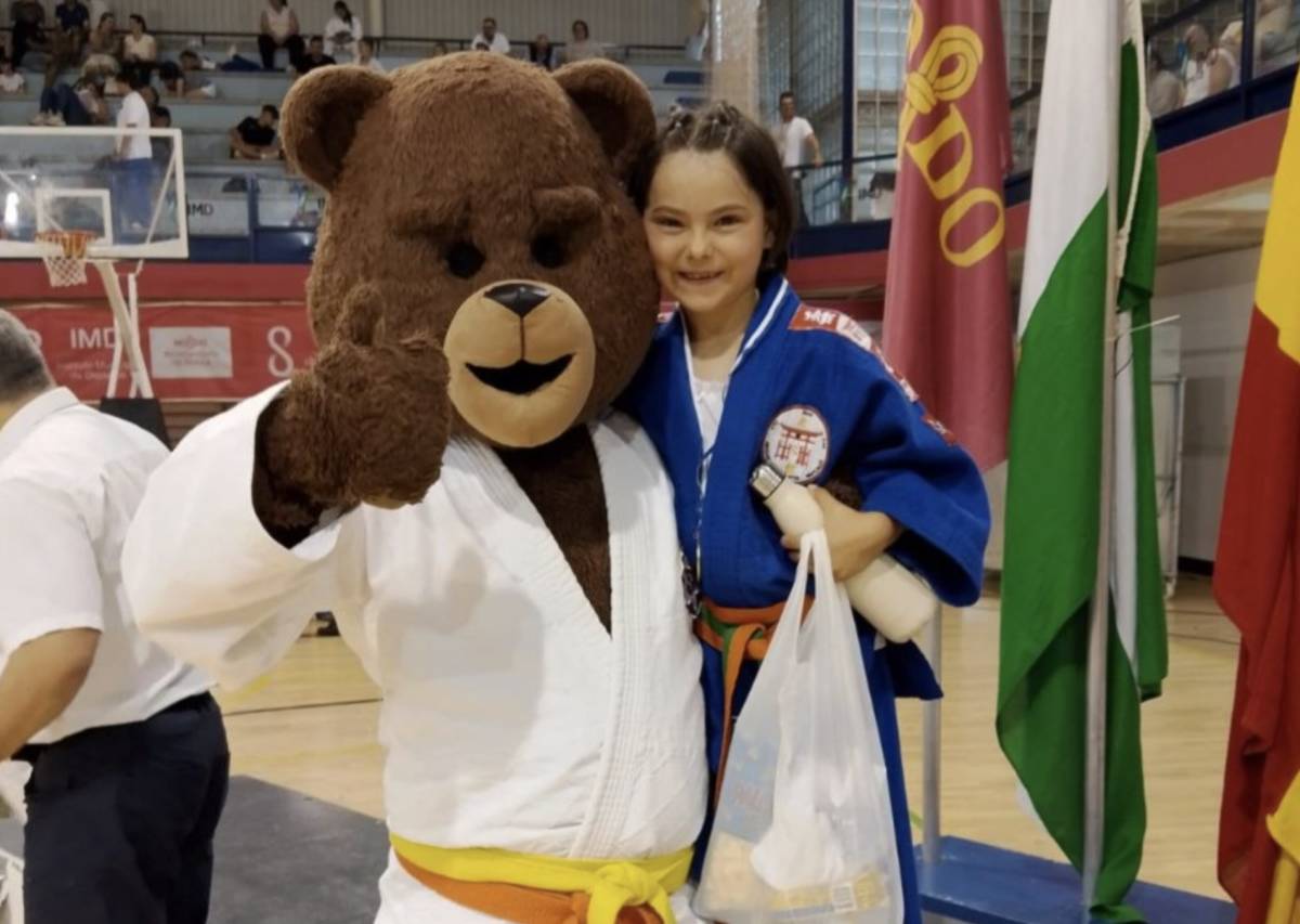 Blanca, Chloe y otras diez jóvenes promesas del judo jerezano brillan en un trofeo internacional 