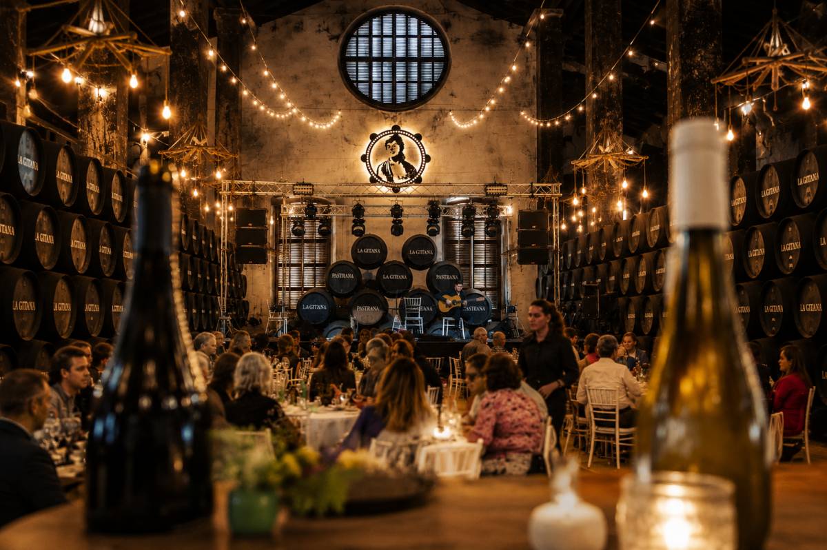 El Ateneo de Jerez celebra la Noche de San Juan en Sanlúcar con queimada, menú cocktail y música en Entrebotas
