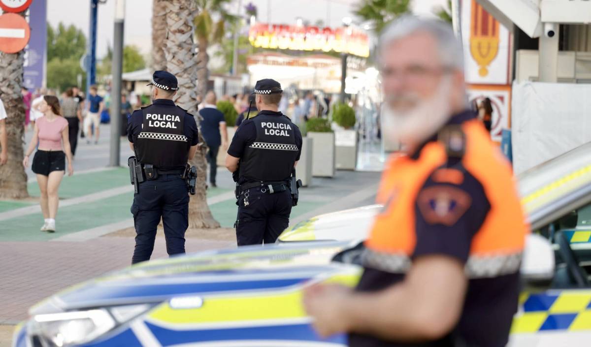 Presencia de agentes de la policía en la Feria del Abrazo en La Rinconada - Presencia de agentes de la policía en la Feria del Abrazo en La Rinconada