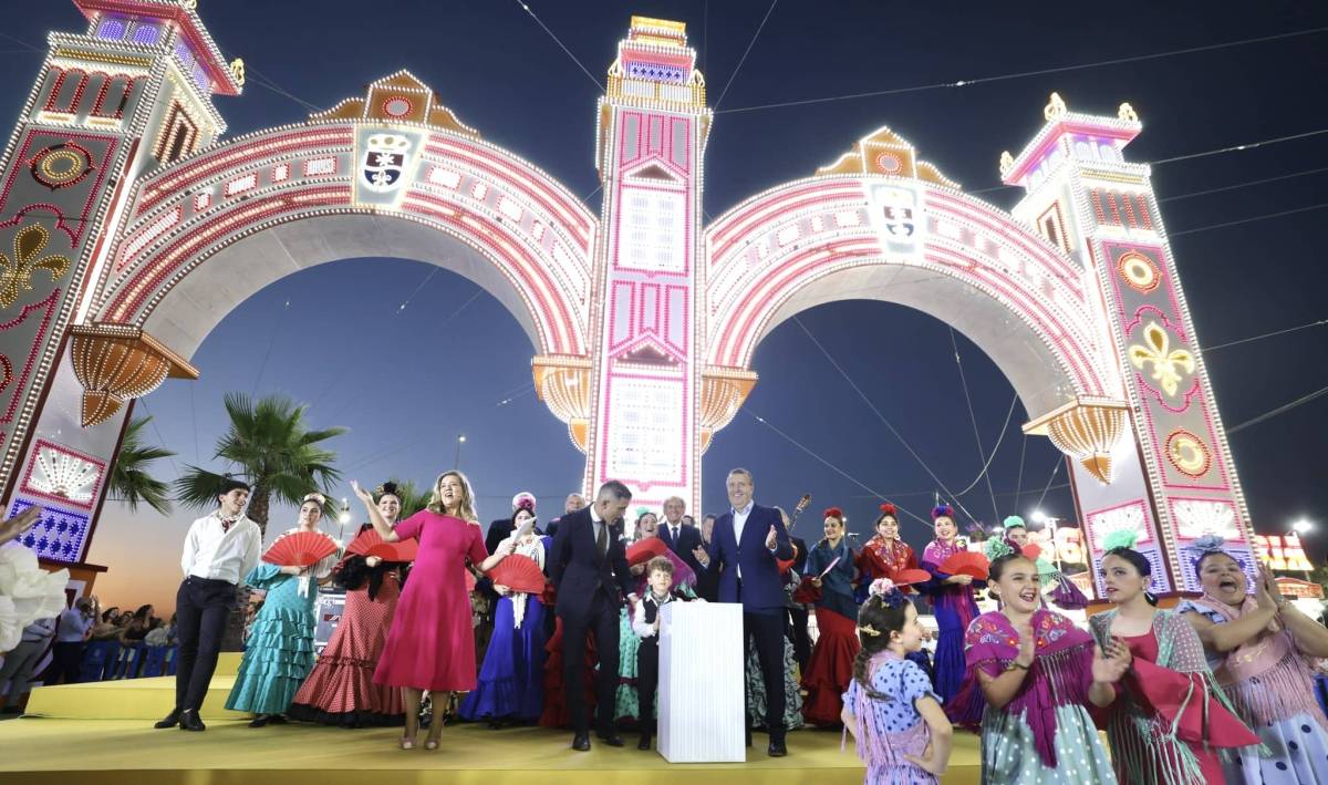 La Rinconada 'abraza' con farolillos y sevillanas su Feria: 62 casetas, música y lanzaderas gratis hasta el domingo