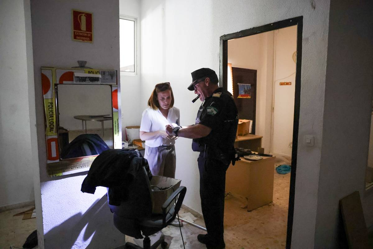 Así está el interior de la antigua Jefatura de la Policía Local de Jerez en el Almendral, cerrada desde 2024