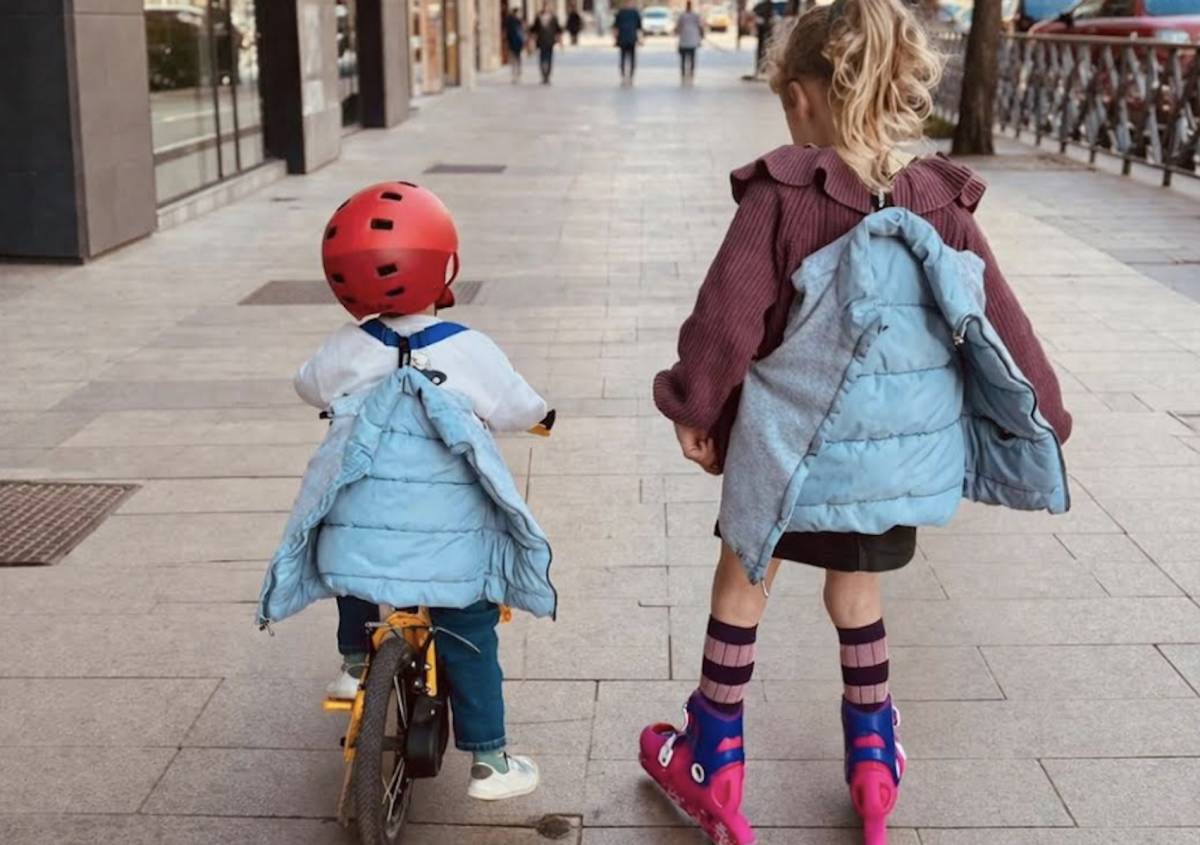 El sistema portatil patentado por una familia de Jerez para llevar el abrigo.