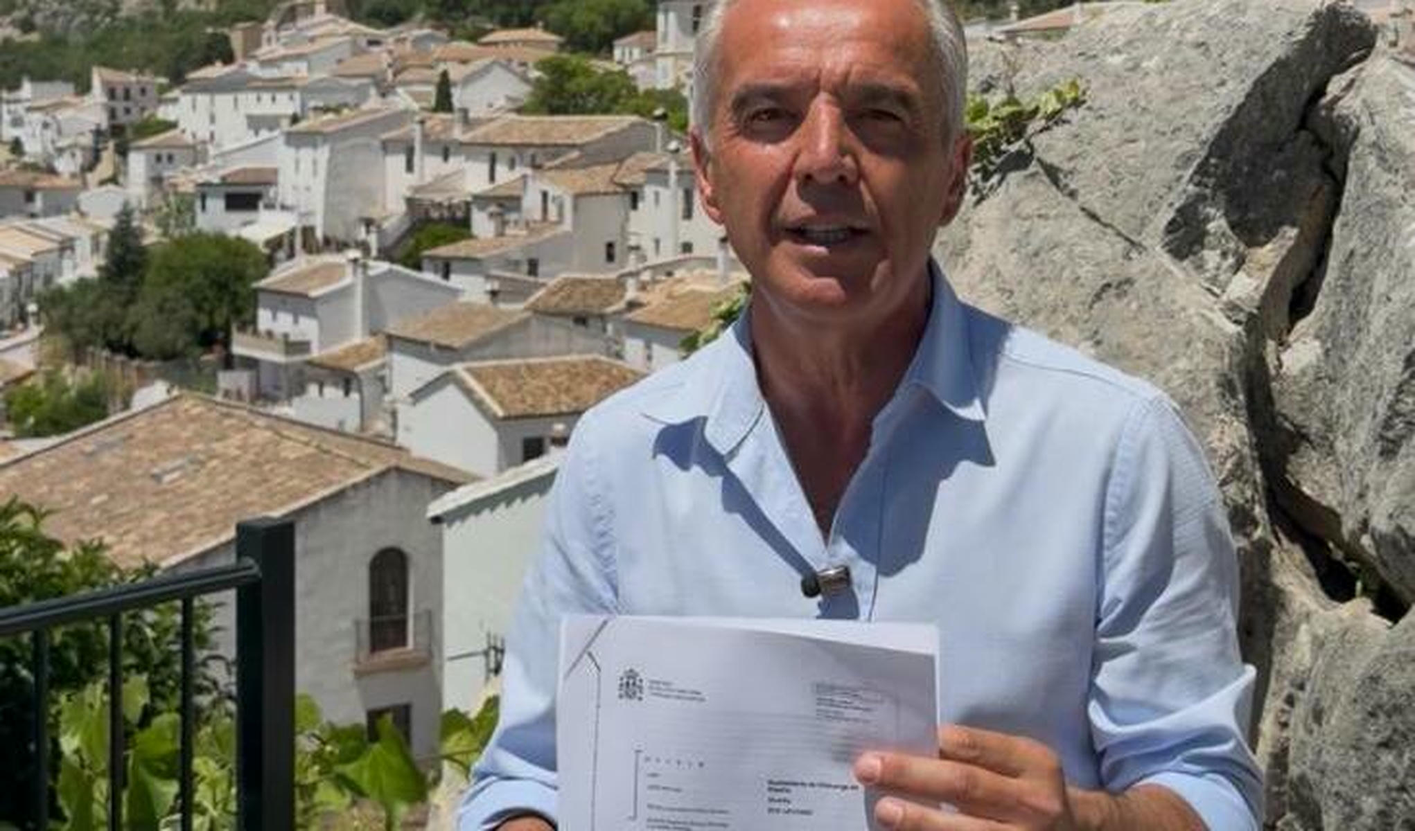 El alcalde de Villaluenga, Alfonso Moscoso, con el documento que acredita la subvención histórica del Gobierno al municipio gaditano - El alcalde de Villaluenga, Alfonso Moscoso, con el documento que acredita la subvención histórica del Gobierno al municipio gaditano