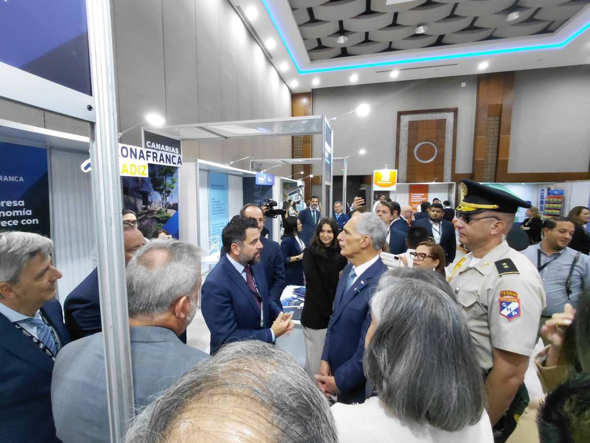 El delegado del Estado en la Zona Franca de Cádiz, Fran González, en el stand.