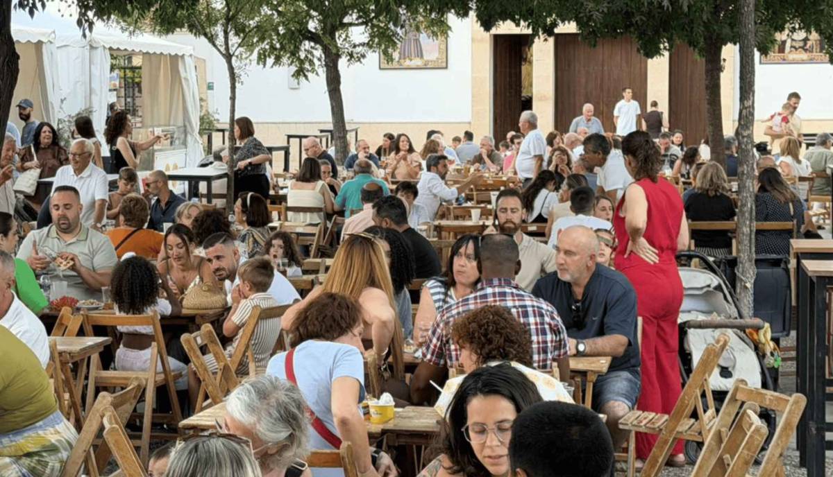 Con lleno en la plaza Artesanía: así ha comenzado la Feria de la Tapa de Guadalcacín