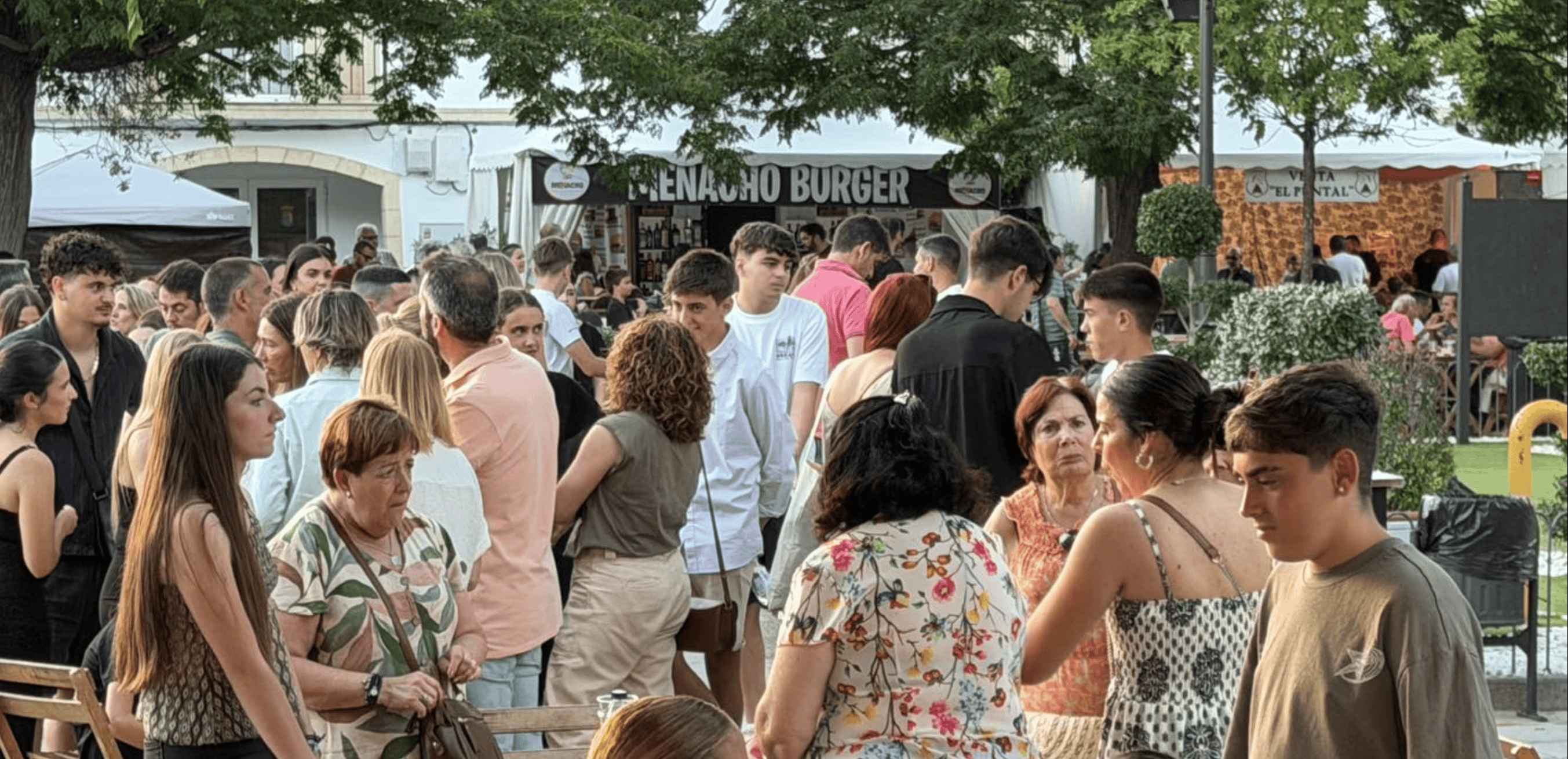 Lleno en la plaza Artesanía de Guadalcacín en el primer día de la Feria de la Tapa.