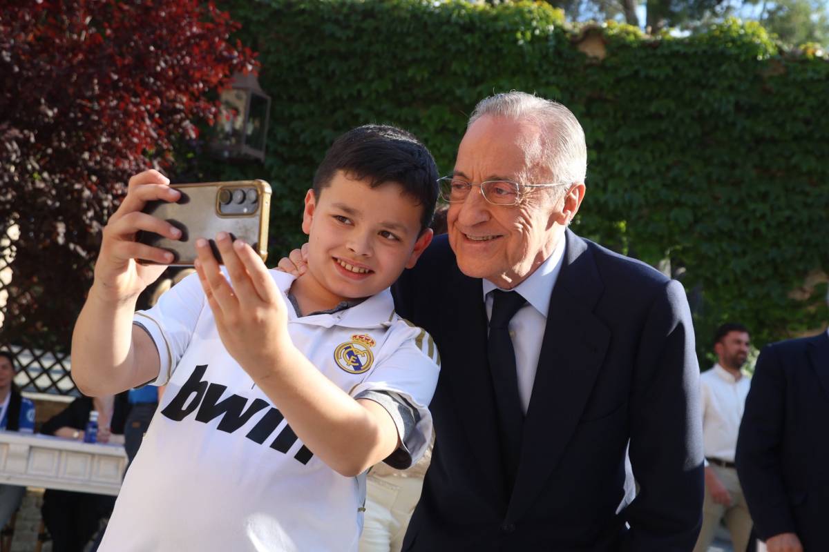 Florentino Pérez, fotografiándose con un aficionado del Madrid. - 