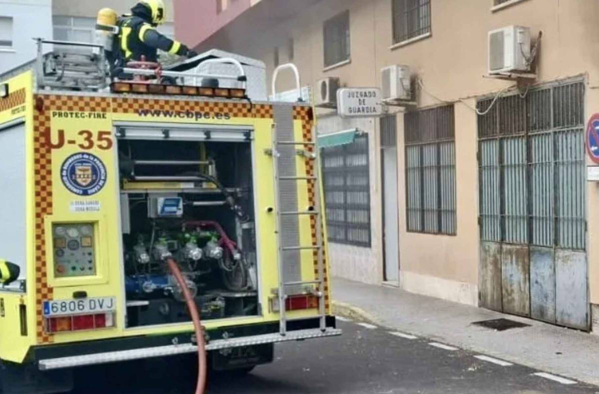 Incendio de madrugada en Cádiz: dos mujeres afectadas por inhalación de humo