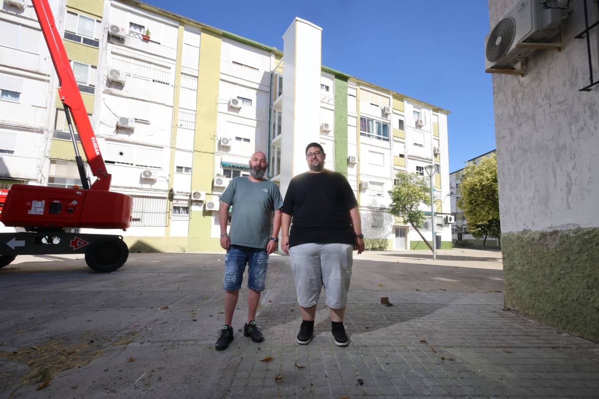 Daniel Rosa y Ezequiel García frente a los nuevos ascensores de la barriada de Santo Tomás de Aquino.