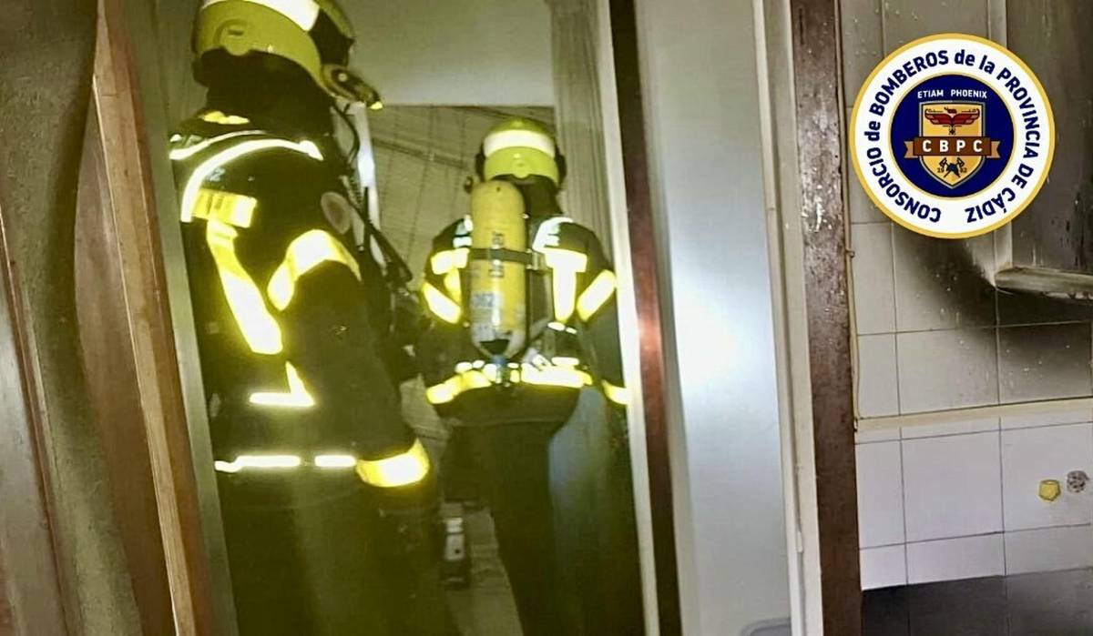 Un fuerte olor a quemado, el salvavidas de dos mujeres en Cádiz
