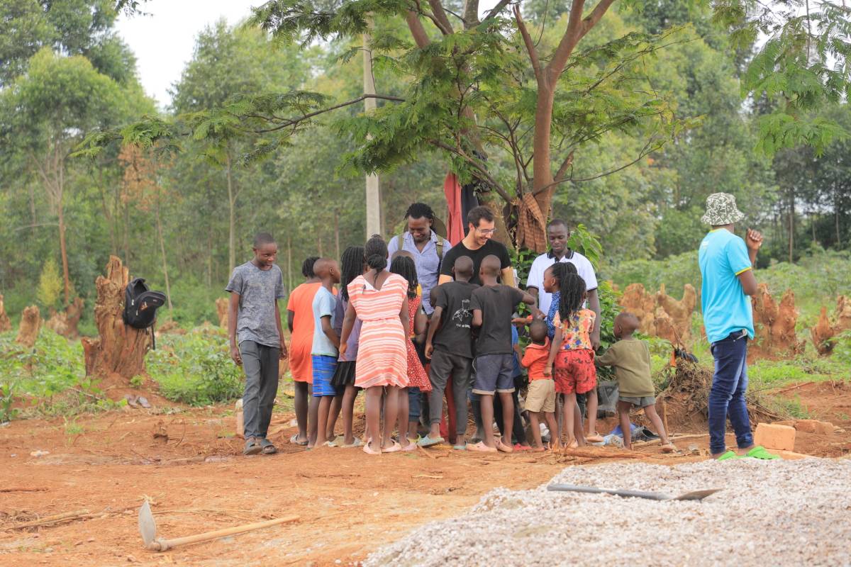 Rafael Gil, rodeado de los niños de Uganda en uno de sus proyectos.