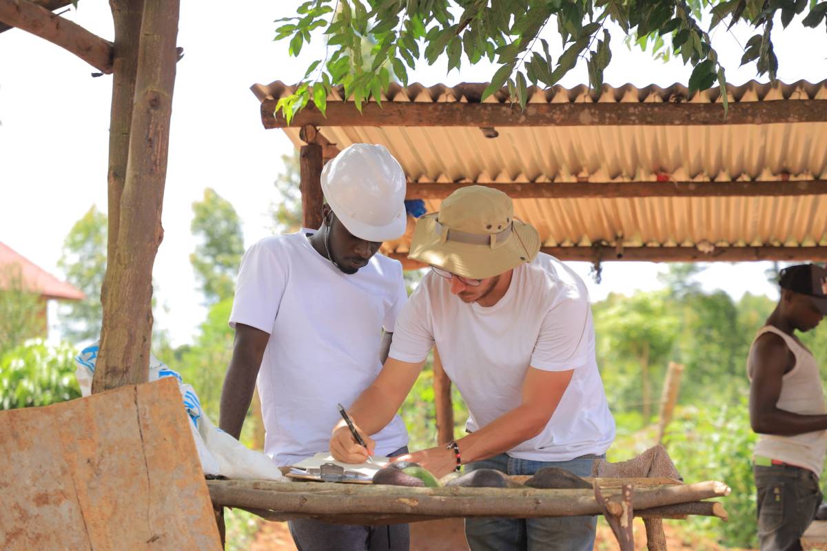 Rafael Gil, trabajando en un proyecto en Uganda.