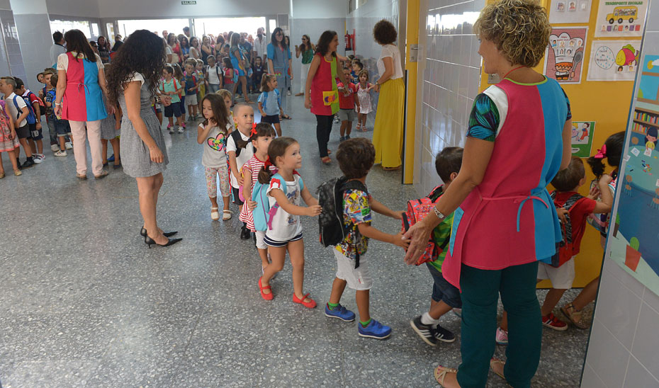 Escolares entrando en clase. - Escolares entrando en clase.