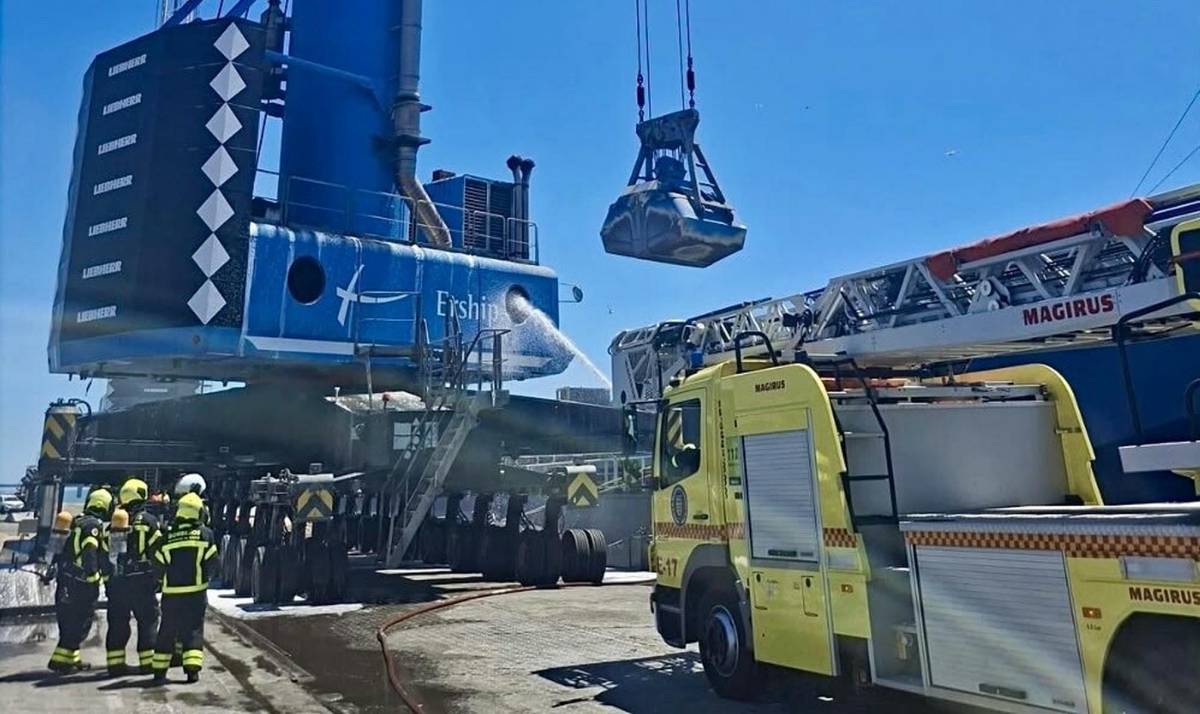 Alarma en el Puerto de Cádiz: una grúa sale ardiendo en el Muelle La Cabezuela-Puerto Real en plena actividad portuaria