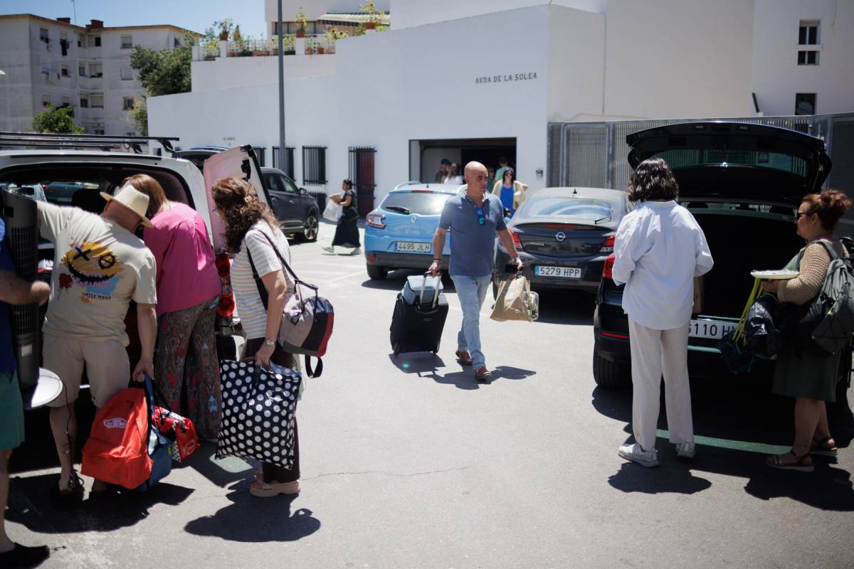 Cinco coches, bocatas, ilusión y muchas ganas de "saber qué nos dice el Papa a nosotros y a los políticos"