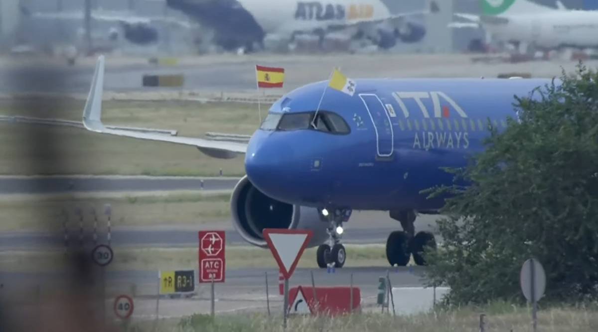 El avión del Papa, al aterrizar en Barajas.