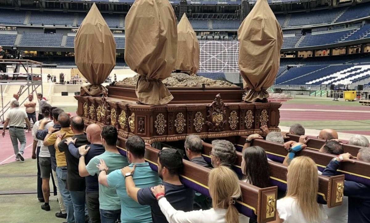 Ensayo de los hombres y mujeres de trono que portarán a Jesús de Medinaceli en el encuentro con el Papa León XIV - Ensayo de los hombres y mujeres de trono que portarán a Jesús de Medinaceli en el encuentro con el Papa León XIV